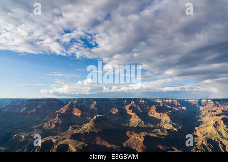 La foto è stata scattata in corrispondenza del Grand Canyon South Rim, splendido mix di colore della eterna, rocce colorate è rafforzata dalla drammatica sky Foto Stock