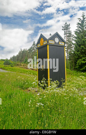 Patrimonio culturale British Automobile Association (AA) casella telefono nel pittoresco paesaggio remoto a Glen colorante nelle Highlands scozzesi Foto Stock