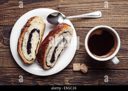 Semi di papavero torta e tazza di caffè sul tavolo in legno Foto Stock