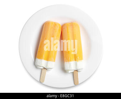 Due orange gelato nella piastra su sfondo bianco Foto Stock