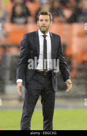 Washington, DC, Stati Uniti d'America. 3° Ott, 2014. 20141003 - D.C. Regno head coach Ben Olsen sorge sotto la pioggia come si guarda la partita contro Sporting KC a RFK Stadium di Washington. © Chuck Myers/ZUMA filo/Alamy Live News Foto Stock