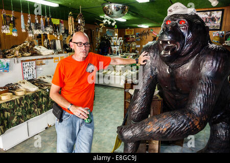 Florida Ochopee Tamiami Trail Everglades Big Cypress National Pressure, Skunk Ape Skunkape Headquarters, uomo uomini guida maschile guide scultura mitico c Foto Stock