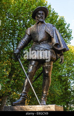 Statua di bronzo di Sir Walter Raleighe, Greenwich, Londra Inghilterra Regno Unito Foto Stock