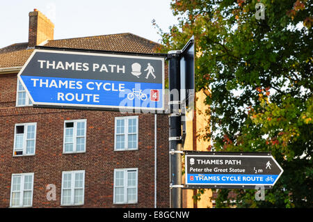 Thames Path in signpost Greenwich Londra Inghilterra Regno Unito Regno Unito Foto Stock