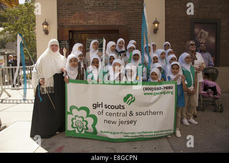 Musulmano annuale parata del giorno su Madison Avenue a New York City. Ragazzina musulmana scout troop dal Centro e Sud del New Jersey. Foto Stock