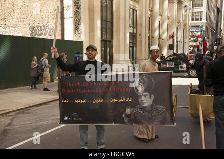 Dimostranti in simpatia con egiziani di Fratellanza musulmana. Musulmano annuale parata del giorno su Madison Avenue a New York City Foto Stock