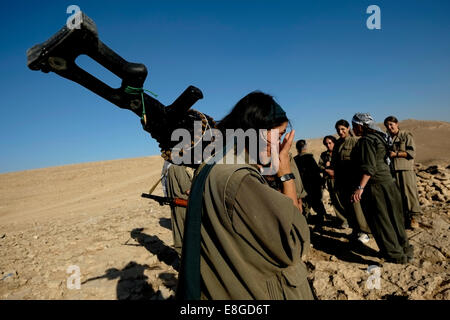 Femmina combattenti curdi delle donne libere le unità di misura sono accorciati YJA stella la donna ala militare del Partito dei Lavoratori del Kurdistan PKK nella campagna di Makhmur nei pressi di Mosul nel nord Iraq Foto Stock