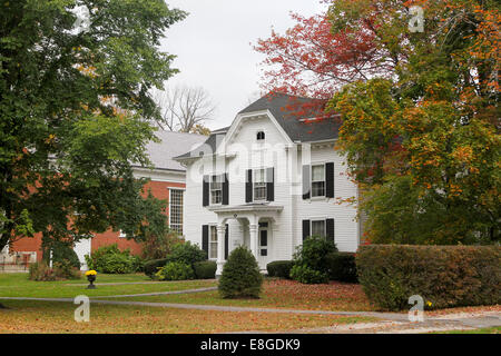 Vista autunnale di una casa a Litchfield, Connecticut, Stati Uniti d'America Foto Stock