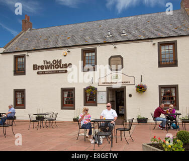 Vecchi tini di filtrazione, storico del XVII secolo pub in Arbroath, Scozia, con persone seduti ai tavoli all aperto su una vasta area pavimentata Foto Stock