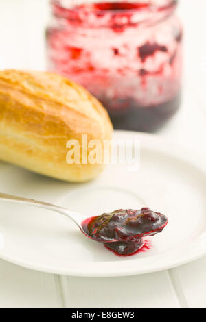 La confettura di frutti in cucchiaio Foto Stock