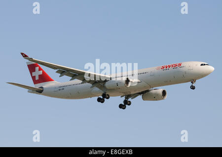 Swiss International Air Lines airlines Airbus A330-300 HB-JHE wide-body jet passeggeri approccio finale dall'Aeroporto di Vancouver Foto Stock