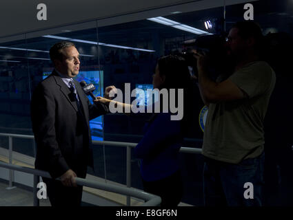 Gosen, New York, Stati Uniti d'America. Il 7 ottobre, 2014. Orange County Executive STEVE NEUHAUS rilascia un intervista durante una piena scala Federal Emergency Management Agency (FEMA) esercizio progettata per testare la contea di emergenza del piano di preparazione in.in caso di disastro o di un attentato all'energia nucleare Indian Point Energy Center di Westchester County. La punta ha avuto luogo presso la Contea di Orange Servizi di emergenza centro in Gosen, New York. Westchester, Rockland e Putnam contee hanno partecipato anche il trapano, focalizzati su Action-Based ostile (HAB) risposte di emergenza durante la simulazione di un attacco su Ind Foto Stock