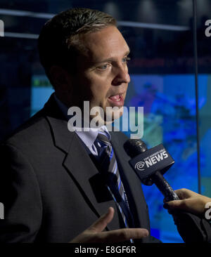 Gosen, New York, Stati Uniti d'America. Il 7 ottobre, 2014. Orange County Executive STEVE NEUHAUS rilascia un intervista durante una piena scala Federal Emergency Management Agency (FEMA) esercizio progettata per testare la contea di emergenza del piano di preparazione in.in caso di disastro o di un attentato all'energia nucleare Indian Point Energy Center di Westchester County. La punta ha avuto luogo presso la Contea di Orange Servizi di emergenza centro in Gosen, New York. Westchester, Rockland e Putnam contee hanno partecipato anche il trapano, focalizzati su Action-Based ostile (HAB) risposte di emergenza durante la simulazione di un attacco su Ind Foto Stock