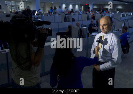 Gosen, New York, Stati Uniti d'America. Il 7 ottobre, 2014. Orange County dipartimento di servizi di emergenza il Commissario WALTER KOURY rilascia un intervista durante una piena scala Federal Emergency Management Agency (FEMA) esercizio progettata per testare la contea di emergenza del piano di preparazione in.in caso di disastro o di un attentato all'energia nucleare Indian Point Energy Center di Westchester County. La punta ha avuto luogo presso la Contea di Orange Servizi di emergenza centro in Gosen, New York. Westchester, Rockland e Putnam contee hanno partecipato anche il trapano, focalizzati su Action-Based ostile (HAB) Risposta di emergenza Foto Stock