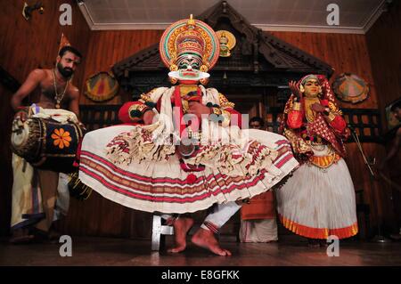 Cochin, India. Il 7 ottobre, 2014. Ballerini eseguono Kathakali a Cochin, Kerala, India, il 7 ottobre 2014. Kathakali è una stilizzata danza classica indiana-drama osservato per l'attraente per il make-up di caratteri, accurati costumi, gesti dettagliati e ben definito di movimenti del corpo. Essa trae la sua origine dal paese del presente giorno stato del Kerala durante il XVII secolo e ha sviluppato nel corso degli anni con migliorata sguardi e gesti raffinati. © Wang Ping/Xinhua/Alamy Live News Foto Stock