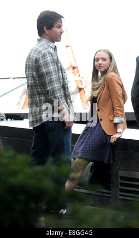 New York, Stati Uniti d'America. Il 7 ottobre, 2014. Gli attori MARK WAHLBERG e AMANDA SEYFRIED sulla posizione per il loro nuovo film "Ted 2' nel centro di Manhattan. Credito: Nancy Kaszerman/ZUMA filo/Alamy Live News Foto Stock