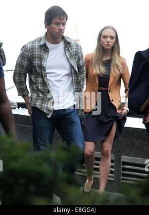 New York, Stati Uniti d'America. Il 7 ottobre, 2014. Gli attori MARK WAHLBERG e AMANDA SEYFRIED sulla posizione per il loro nuovo film "Ted 2' nel centro di Manhattan. Credito: Nancy Kaszerman/ZUMA filo/Alamy Live News Foto Stock