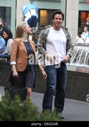 New York, Stati Uniti d'America. Il 7 ottobre, 2014. Gli attori MARK WAHLBERG e AMANDA SEYFRIED sulla posizione per il loro nuovo film "Ted 2' nel centro di Manhattan. Credito: Nancy Kaszerman/ZUMA filo/Alamy Live News Foto Stock