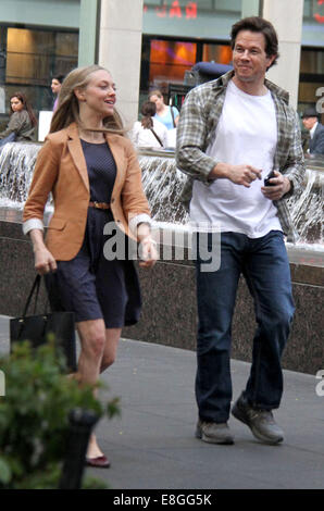 New York, Stati Uniti d'America. Il 7 ottobre, 2014. Gli attori MARK WAHLBERG e AMANDA SEYFRIED sulla posizione per il loro nuovo film "Ted 2' nel centro di Manhattan. Credito: Nancy Kaszerman/ZUMA filo/Alamy Live News Foto Stock