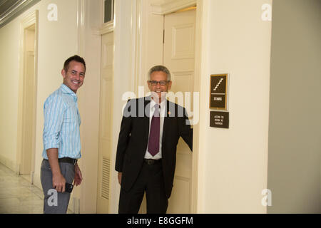 Rappresentante Alan Lowenthal con suo figlio, Superior Corte giudice Daniel J. Lowenthal al Campidoglio di Washington DC Foto Stock