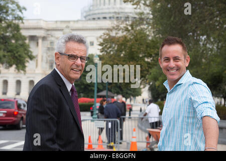 Rappresentante Alan Lowenthal con suo figlio, Superior Corte giudice Daniel J. Lowenthal al Campidoglio di Washington DC Foto Stock