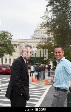 Rappresentante Alan Lowenthal con suo figlio, Superior Corte giudice Daniel J. Lowenthal al Campidoglio di Washington DC Foto Stock