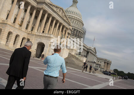 Rappresentante Alan Lowenthal con suo figlio, Superior Corte giudice Daniel J. Lowenthal al Campidoglio di Washington DC Foto Stock