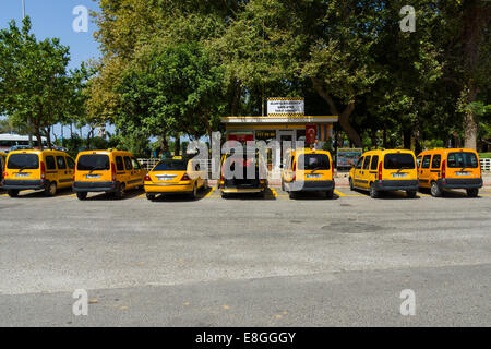 ALANYA, Turchia - 27 giugno 2014: Parcheggio di una città in taxi. Alanya è una popolare località mediterranea. Foto Stock