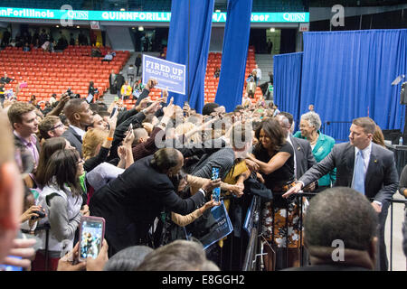 La first lady Michelle Obama saluta gli ospiti durante un evento di campagna per il Governatore dell'Illinois Pat Quinn presso la University of Illinois Foto Stock