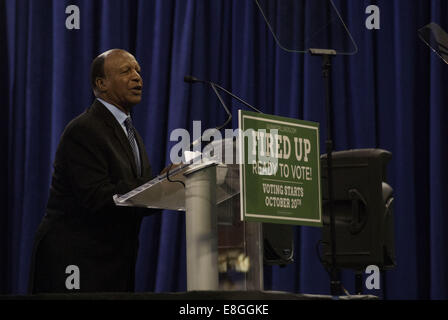 Chicago, IL, Stati Uniti d'America. Il 7 ottobre, 2014. Jesse White ottiene la folla cotto fino a un rally democratica a Chicago il 7 novembre 2014. Credito: Karen I. Hirsch/ZUMA filo/ZUMAPRESS.com/Alamy Live News Foto Stock