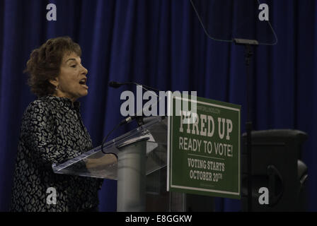 Chicago, IL, Stati Uniti d'America. Il 7 ottobre, 2014. Un potente altoparlante, Congressista Jan Schakowsky da Chicago porta a casa i suoi punti in un rally democratica alla UIC Pavillion il 7 ottobre 2014. Credito: Karen I. Hirsch/ZUMA filo/ZUMAPRESS.com/Alamy Live News Foto Stock