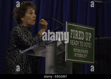 Chicago, IL, Stati Uniti d'America. Il 7 ottobre, 2014. Un potente altoparlante, Congressista Jan Schakowsky da Chicago porta a casa i suoi punti in un rally democratica alla UIC Pavillion il 7 ottobre 2014. Credito: Karen I. Hirsch/ZUMA filo/ZUMAPRESS.com/Alamy Live News Foto Stock