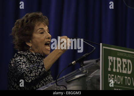 Chicago, IL, Stati Uniti d'America. Il 7 ottobre, 2014. Un potente altoparlante, Congressista Jan Schakowsky da Chicago porta a casa i suoi punti in un rally democratica alla UIC Pavillion il 7 ottobre 2014. Credito: Karen I. Hirsch/ZUMA filo/ZUMAPRESS.com/Alamy Live News Foto Stock