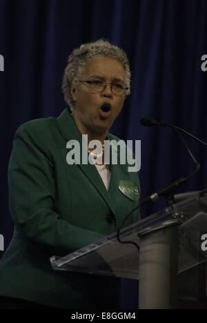 Chicago, IL, Stati Uniti d'America. Il 7 ottobre, 2014. Contea di Cook Board Presidente Toni Preckwinkle parla al rally democratica per il Governatore dell'Illinois Pat Quinn a Chicago il 7 ottobre 2014. Credito: Karen I. Hirsch/ZUMA filo/ZUMAPRESS.com/Alamy Live News Foto Stock