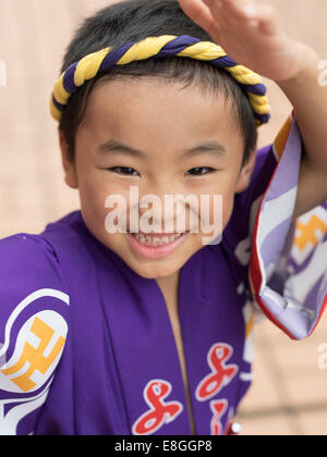 Ragazzo giovane balli presso l'Awa odori ( Awa Dance Festival ) si è tenuto dal 12 al 15 agosto a Tokushima città su Shikoku Giappone Foto Stock