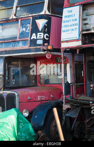 Abbandonati gli autobus di Londra Foto Stock