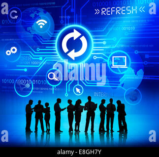 Sagome di uomini di affari che lavora con il concetto di Computer simboli sopra Foto Stock
