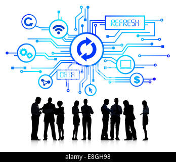 Sagome di uomini di affari che lavora con il concetto di Computer simboli sopra Foto Stock