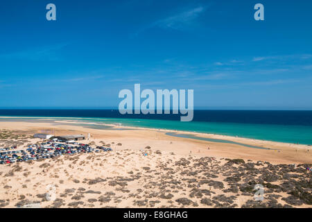 Parcheggio e la famosa laguna di Risco El Paso a Playas de Sotavento Fuerteventura Foto Stock