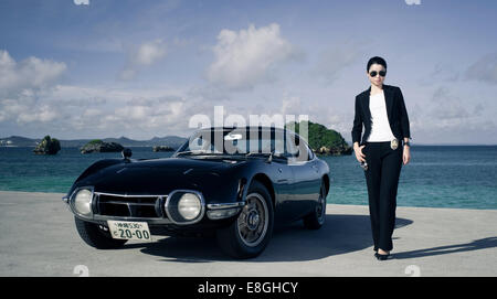 'Detective' con LHD Toyota 2000GT giapponese auto sportive a Okinawa, Giappone. Foto Stock