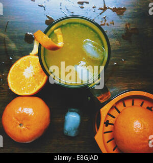 Succo di mandarino e tangerini Foto Stock