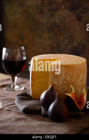 Formaggio, fichi e un bicchiere di vino rosso Foto Stock