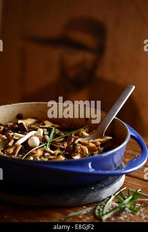 Funghi Stew casseruola su un tavolo Foto Stock