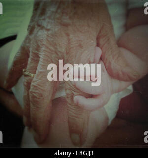 Nonna e una bambina che tiene le mani Foto Stock