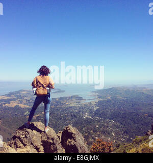 Donna che si trova sul Monte Tamalpais guardando la città, San Francisco, California, Stati Uniti Foto Stock