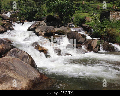 Il fiume scorre su rocce Foto Stock