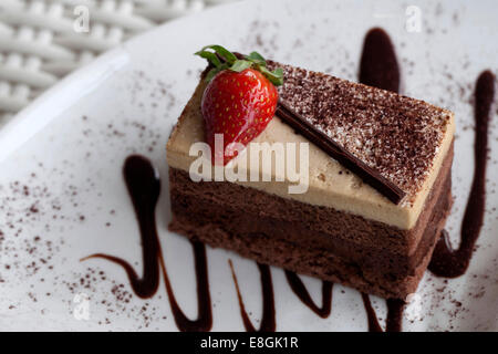 Indonesia, Java, Bandung, fetta di torta al cioccolato Foto Stock