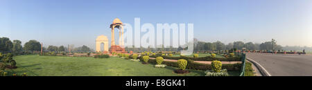 India, Nuova Delhi, Connaught Place, Rajpath, India Gate, scatto panoramico di India gate Foto Stock