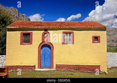 La colorata little chiesa di Agia Triada ("Santa trinità') vicino a Mytikas village, Xiromero, Aitoloakarnania, Grecia Foto Stock