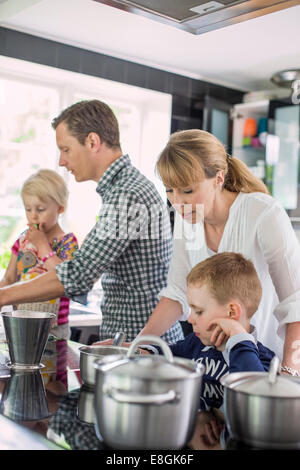 Famiglia preparare il cibo in cucina Foto Stock